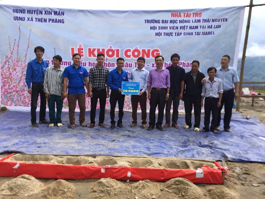 Nguồn quỹ quyên góp được trao cho đơn vị thi công xây dựng điểm trường Nguồn quỹ quyên góp được trao cho đơn vị thi công xây dựng điểm trường