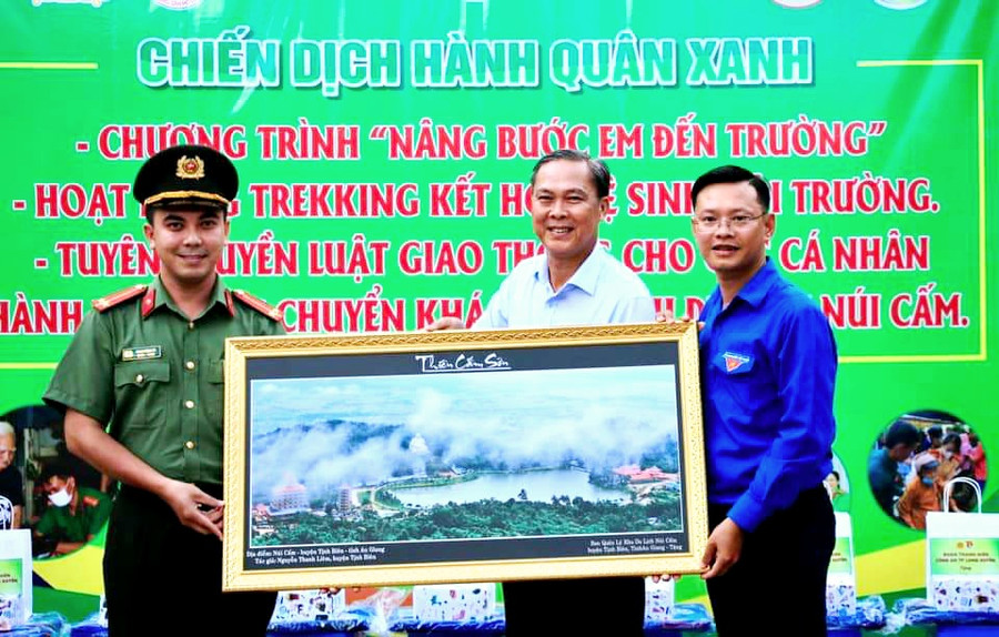 Tặng quà lưu niệm cho địa phương. Tặng quà lưu niệm cho địa phương.