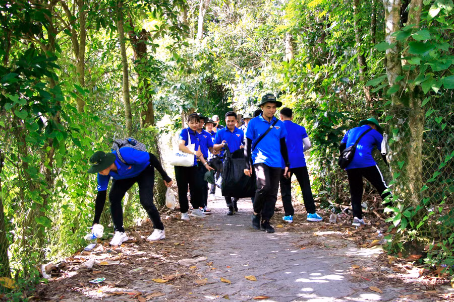 Đoàn viên, thanh niên tham gia làm vệ sinh môi trường trên Núi Cấm.