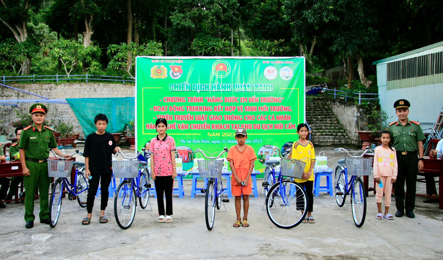 Trao tặng học bổng, xe đạp và học phẩm cho học sinh vượt khó học tốt. Trao tặng học bổng, xe đạp và học phẩm cho học sinh vượt khó học tốt.