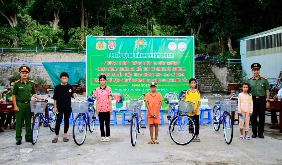 Trao tặng học bổng, xe đạp và học phẩm cho học sinh vượt khó học tốt.