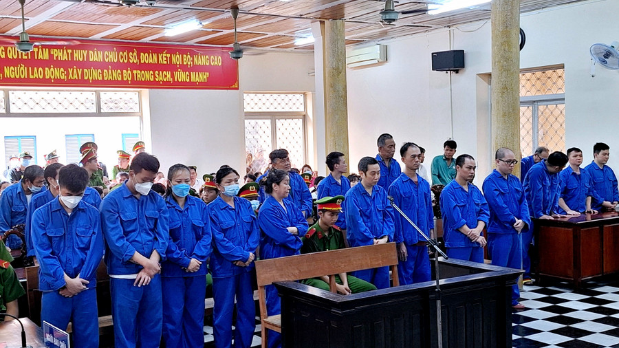 Các bị cáo nghe HĐXX tuyên án. Các bị cáo nghe HĐXX tuyên án.