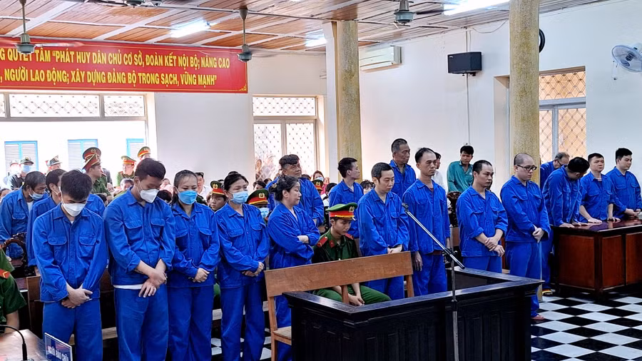 Các bị cáo nghe HĐXX tuyên án.