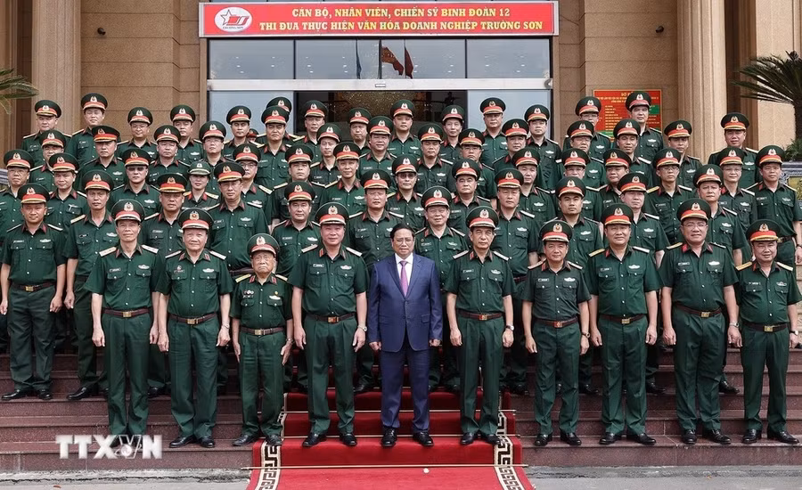 Thủ tướng Phạm Minh Chính với cán bộ, chiến sỹ Binh đoàn 12. (Ảnh: Dương Giang/TTXVN)