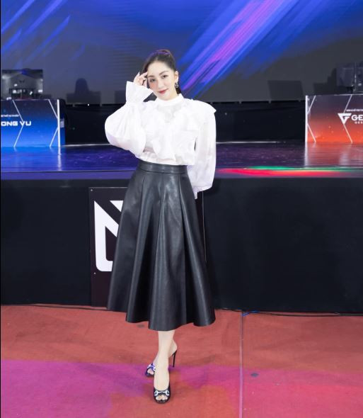 Động thái gây chú ý của Khánh Thi sau khi công khai xin lỗi Thủy Tiên. Động thái gây chú ý của Khánh Thi sau khi công khai xin lỗi Thủy Tiên.