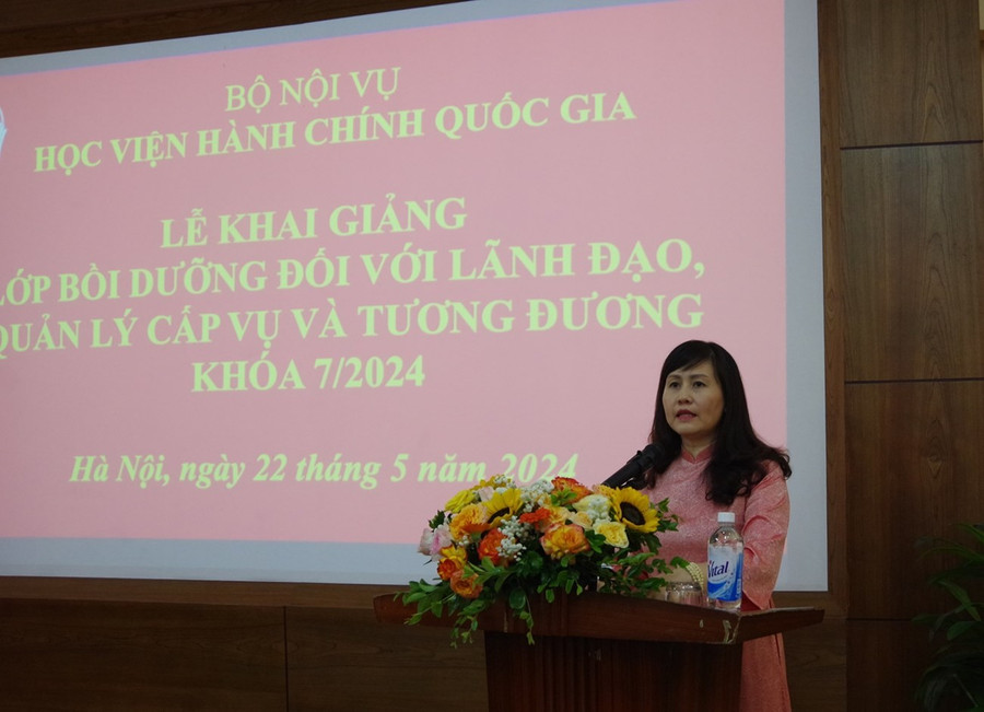 ThS Lê Phương Thúy, Phó Trưởng ban Quản lý bồi dưỡng phát biểu khai giảng lớp bồi dưỡng.