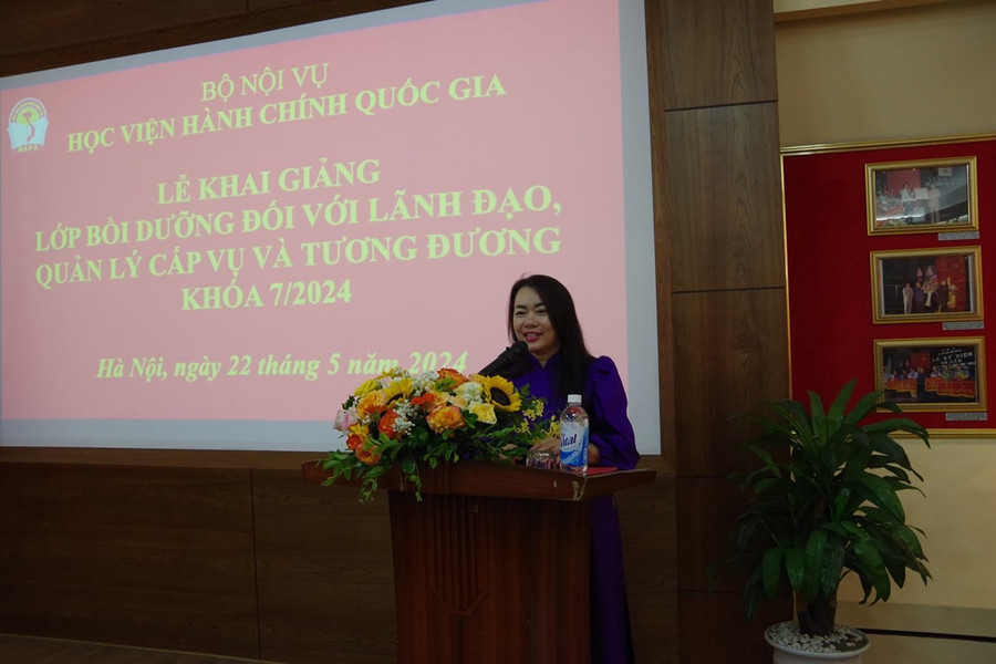 ThS. Nguyễn Thị Tâm, Phó Trưởng phòng Quản lý bồi dưỡng theo chức vụ, chức danh lãnh đạo, quản lý, Ban Quản lý bồi dưỡng công bố Quyết định của Giám đốc Học viện về việc tổ chức lớp bồi dưỡng.