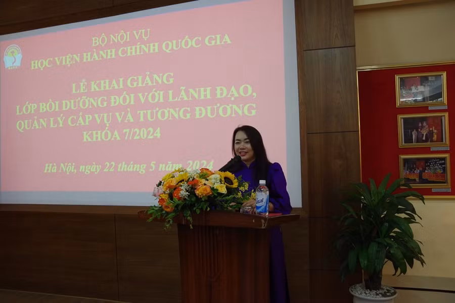 ThS. Nguyễn Thị Tâm, Phó Trưởng phòng Quản lý bồi dưỡng theo chức vụ, chức danh lãnh đạo, quản lý, Ban Quản lý bồi dưỡng công bố Quyết định của Giám đốc Học viện về việc tổ chức lớp bồi dưỡng.