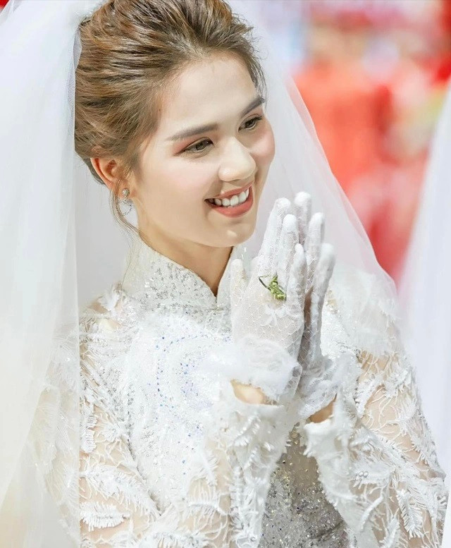 Xuất hiện hình ảnh Ngọc Trinh mặc đồ cô dâu.