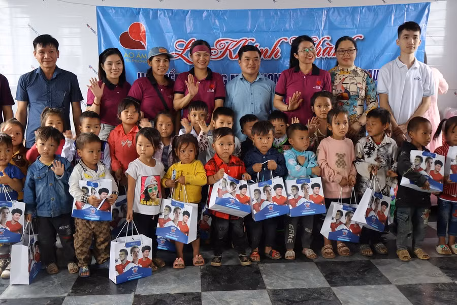 Hito Việt Nam trao quà cho các em học sinh.