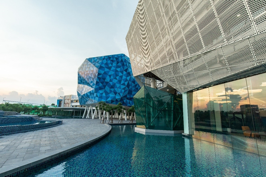 Trong hợp tác giảng dạy và cấp bằng với BUV tại Việt Nam, chương trình của AUB kết hợp giữa các nguyên lý kinh doanh chiến lược và phương pháp thực hành sáng tạo.