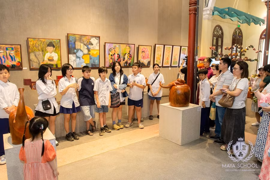 Học sinh thuyết trình về dự án thực tế “Sáng tác tranh, tượng về văn hoá các dân tộc Việt Nam" tại Triễn lãm Phát Triển Bền Vững “Những Dấu Chân Nhỏ" - Mùa 3.