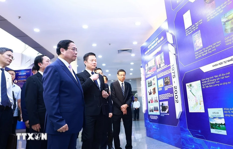 Thủ tướng Phạm Minh Chính nghe giới thiệu về Ngày Khoa học và Công nghệ Việt Nam (Ảnh: Dương Giang/TTXVN) Thủ tướng Phạm Minh Chính nghe giới thiệu về Ngày Khoa học và Công nghệ Việt Nam (Ảnh: Dương Giang/TTXVN)