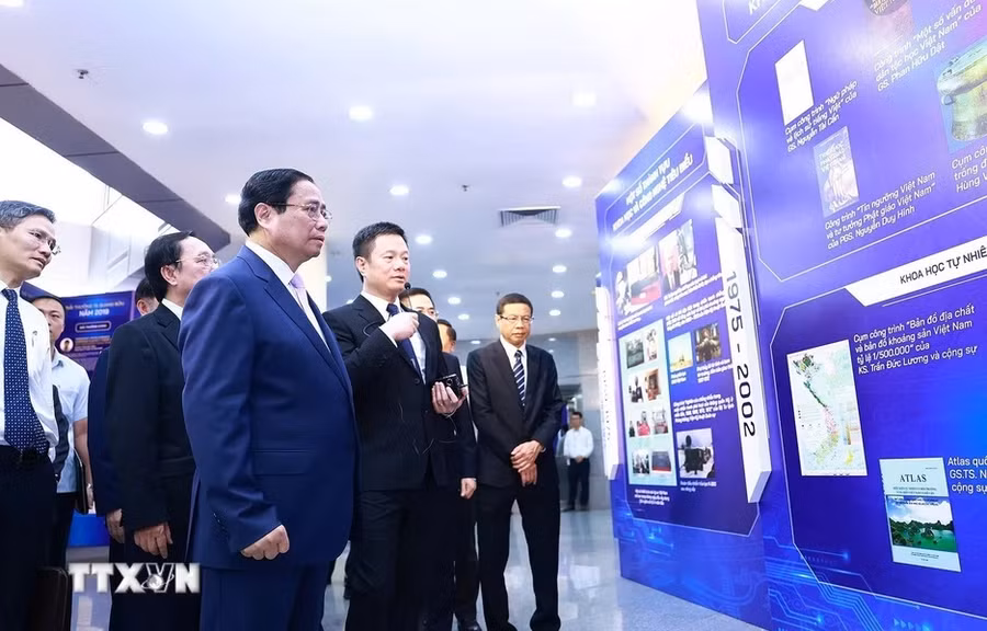 Thủ tướng Phạm Minh Chính nghe giới thiệu về Ngày Khoa học và Công nghệ Việt Nam (Ảnh: Dương Giang/TTXVN)