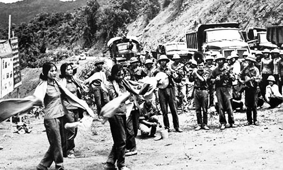 Văn công biểu diễn trên Đường Trường Sơn. Ảnh: TƯ LIỆU