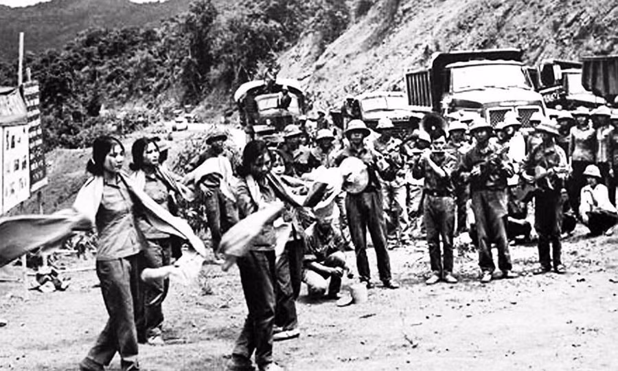 Văn công biểu diễn trên Đường Trường Sơn. Ảnh: TƯ LIỆU