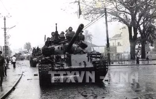 Xe tăng quân giải phóng tiến vào giải phóng Đà Nẵng ngày 29/3/1975. (Ảnh tư liệu/ TTXVN)