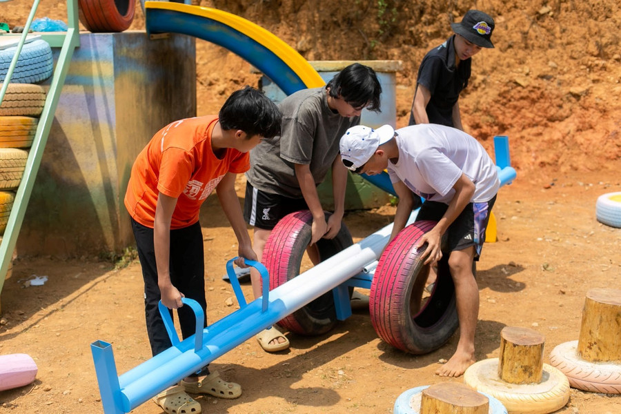 Nhóm học sinh THCS Maya tự thi công hệ vận động cho các em nhỏ mầm non tại điểm trường Hua Kìm - Sơn La. Nhóm học sinh THCS Maya tự thi công hệ vận động cho các em nhỏ mầm non tại điểm trường Hua Kìm - Sơn La.