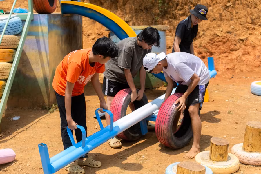 Nhóm học sinh THCS Maya tự thi công hệ vận động cho các em nhỏ mầm non tại điểm trường Hua Kìm - Sơn La.