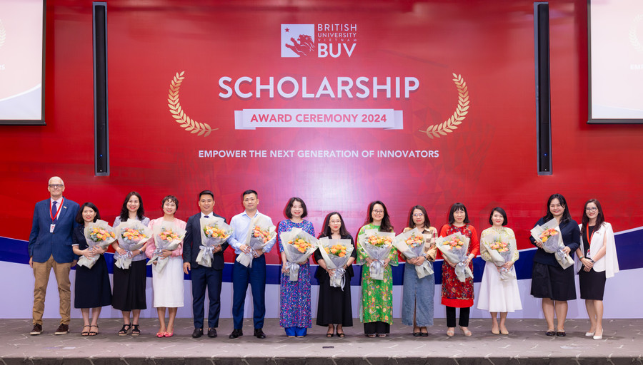 Đại diện đến từ các trường THPT đối tác của BUV trong khuôn khổ buổi lễ trao học bổng. Đại diện đến từ các trường THPT đối tác của BUV trong khuôn khổ buổi lễ trao học bổng.