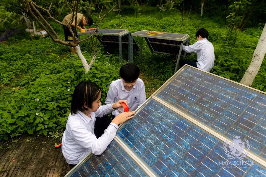 Nhóm học sinh Maya lắp đặt hệ năng lượng mặt trời trong dự án thực tế “Nghiên cứu, chế tạo và lắp đặt hệ thống điện mặt trời".