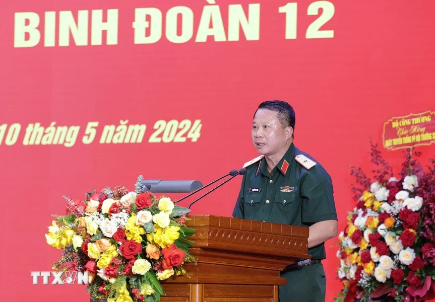 Thiếu tướng Nguyễn Hữu Ngọc, Tư lệnh binh đoàn 12 báo cáo kết quả thực hiện nhiệm vụ của Bình đoàn 12. (Ảnh: Dương Giang/TTXVN) Thiếu tướng Nguyễn Hữu Ngọc, Tư lệnh binh đoàn 12 báo cáo kết quả thực hiện nhiệm vụ của Bình đoàn 12. (Ảnh: Dương Giang/TTXVN)