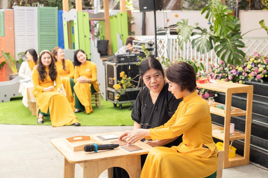 Cô Normi Son - Giám đốc chương trình đào tạo giáo viên Montessori tiêu chuẩn AMS/MACTE của Viện giáo dục Montessori Việt Nam (MIV) trong buổi chia sẻ về phương pháp giáo dục Montessori với các giáo viên Việt.