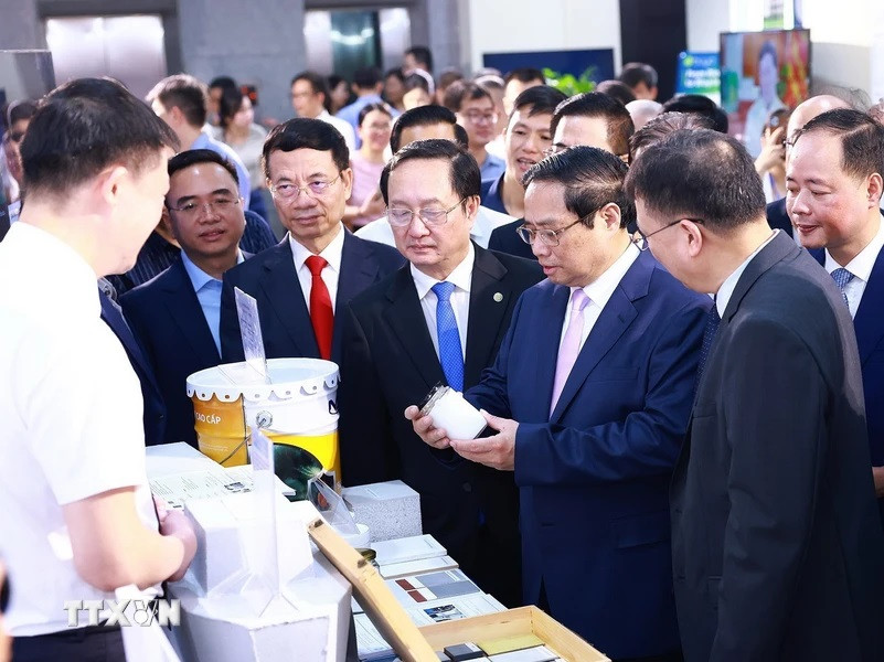 Thủ tướng Phạm Minh Chính tham quan gian trưng bày các sản phẩm ứng dụng khoa học và công nghệ (Ảnh: Dương Giang/TTXVN) Thủ tướng Phạm Minh Chính tham quan gian trưng bày các sản phẩm ứng dụng khoa học và công nghệ (Ảnh: Dương Giang/TTXVN)