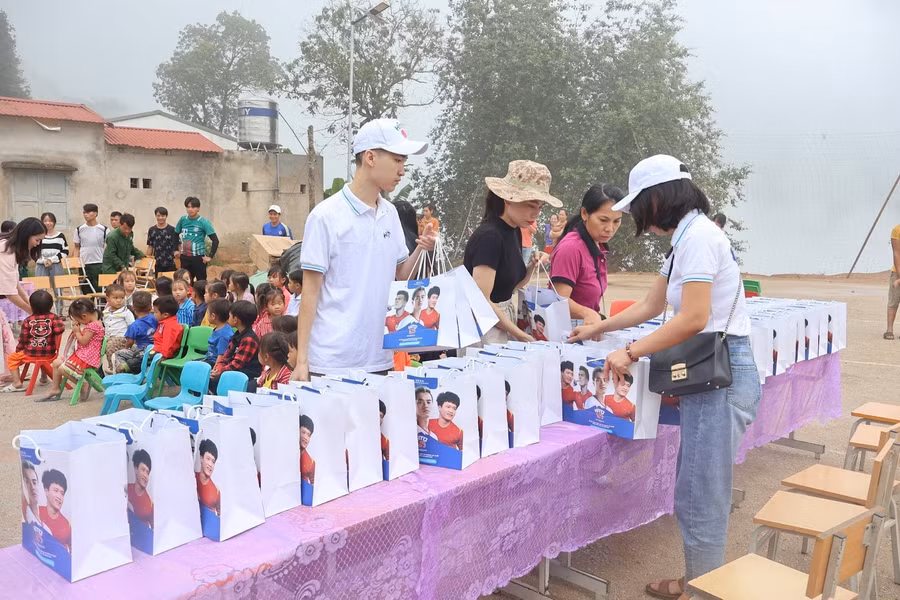 Hito Việt Nam chuẩn bị hơn 100 phần quà dinh dưỡng cho trẻ mầm non.