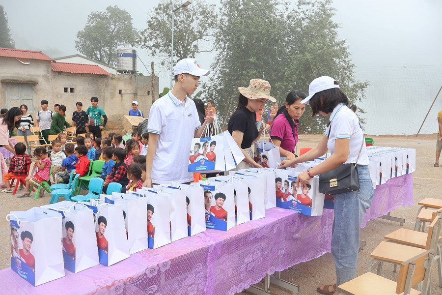Hito Việt Nam chuẩn bị hơn 100 phần quà dinh dưỡng cho trẻ mầm non. Hito Việt Nam chuẩn bị hơn 100 phần quà dinh dưỡng cho trẻ mầm non.