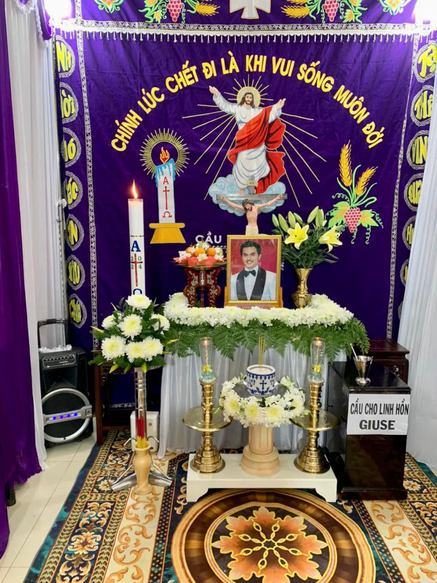 Mẹ ruột lập bàn thờ cho cố diễn viên Đức Tiến tại nhà riêng ở Thủ Đức, TP HCM.