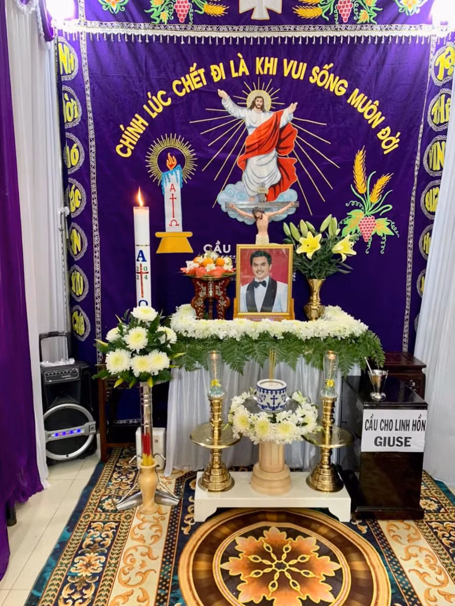 Mẹ ruột lập bàn thờ cho cố diễn viên Đức Tiến tại nhà riêng ở Thủ Đức, TP HCM.