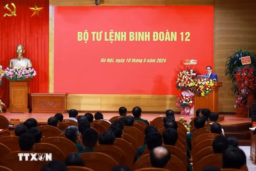 Thủ tướng Phạm Minh Chính đến thăm cán bộ, chỉ huy, chiến sỹ Binh đoàn 12. (Ảnh: Dương Giang/TTXVN)