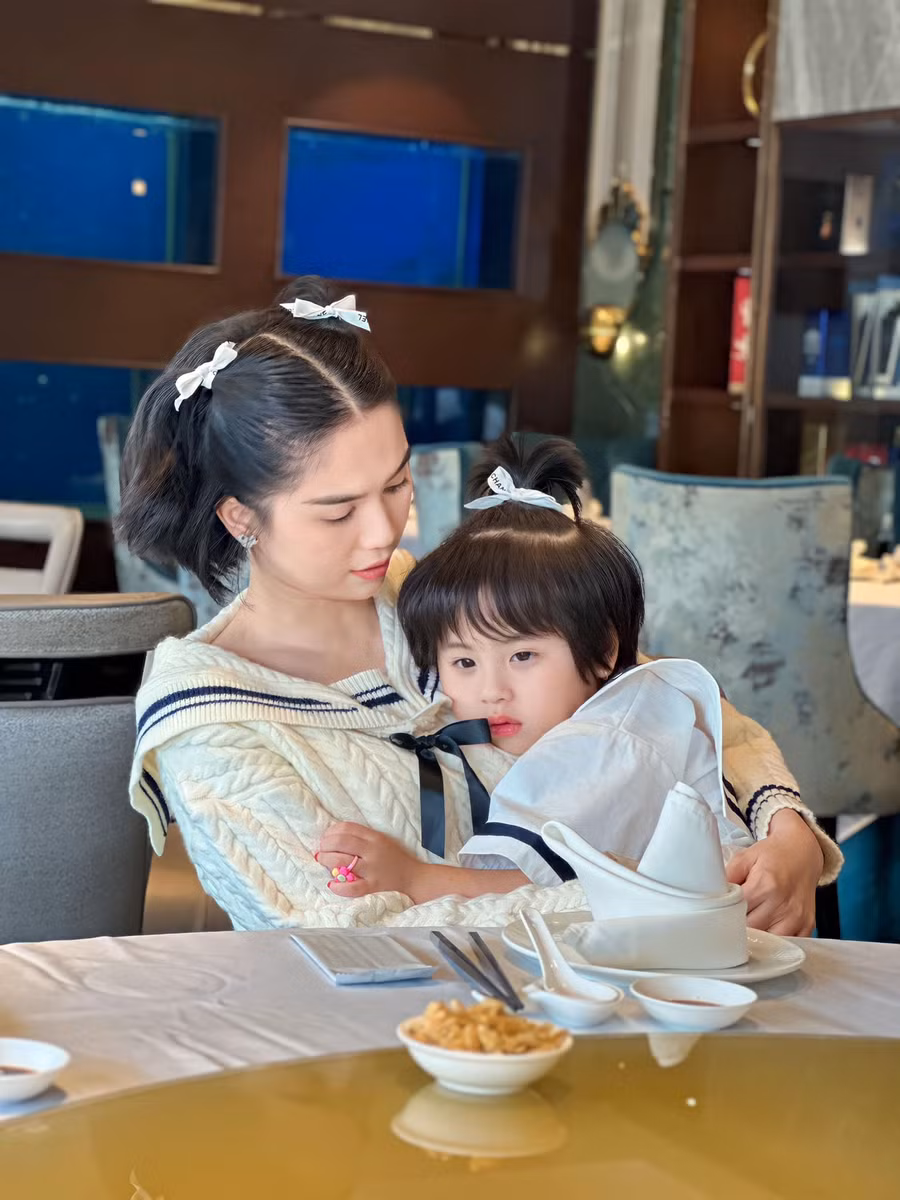 Hình ảnh Ngọc Trinh bên cô cháu gái ruột khiến dân tình xôn xao.