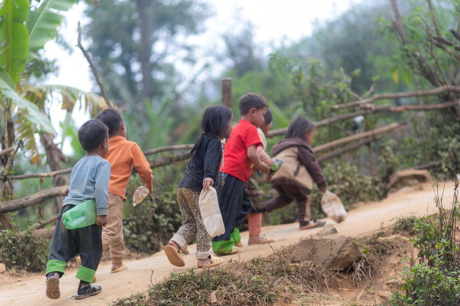 Các em nhỏ vùng khó tự bày trò chơi tại các khu vực thiếu an toàn. Các em nhỏ vùng khó tự bày trò chơi tại các khu vực thiếu an toàn.