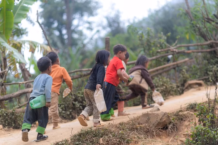 Các em nhỏ vùng khó tự bày trò chơi tại các khu vực thiếu an toàn.
