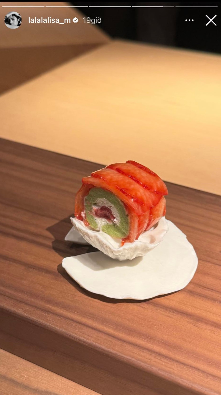 Lisa đăng tải hình ảnh dùng bữa tối được cho là cùng với con trai tỷ phú giàu nhất thế giới.