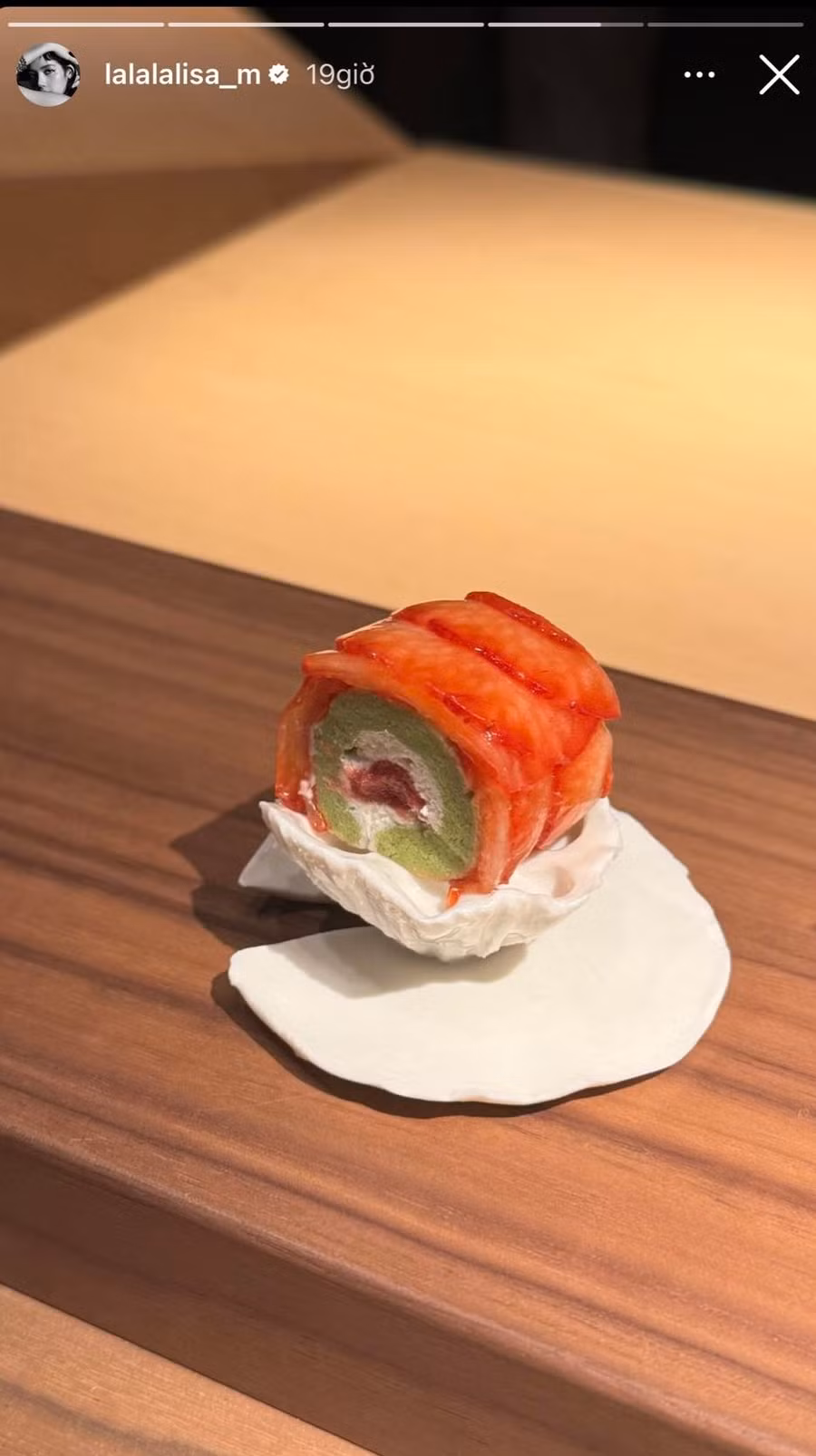 Lisa đăng tải hình ảnh dùng bữa tối được cho là cùng với con trai tỷ phú giàu nhất thế giới. Lisa đăng tải hình ảnh dùng bữa tối được cho là cùng với con trai tỷ phú giàu nhất thế giới.