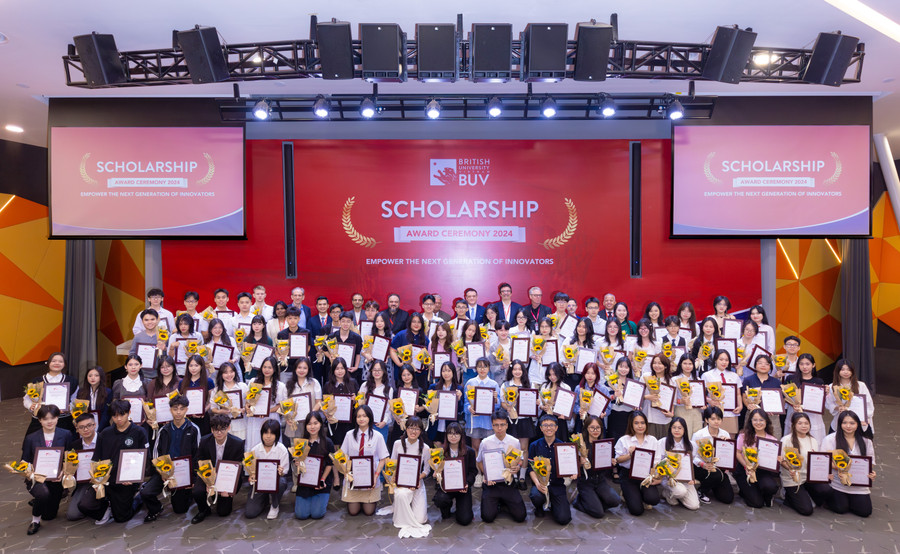 BUV trao gần 100 suất học bổng cho các em học sinh tài năng của học bổng Hợp tác với các trường THPT và học bổng Starleo. BUV trao gần 100 suất học bổng cho các em học sinh tài năng của học bổng Hợp tác với các trường THPT và học bổng Starleo.