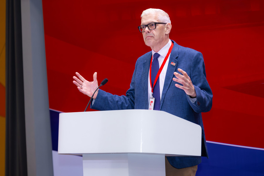 Ông Christopher Jeffery - Giám đốc điều hành cấp cao phụ trách Chiến lược & Đối tác quốc tế BUV phát biểu trong khuôn khổ buổi lễ trao học bổng. Ông Christopher Jeffery - Giám đốc điều hành cấp cao phụ trách Chiến lược & Đối tác quốc tế BUV phát biểu trong khuôn khổ buổi lễ trao học bổng.