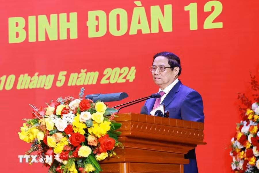 Thủ tướng Phạm Minh Chính phát biểu, chúc mừng cán bộ, chiến sỹ Binh đoàn 12. (Ảnh: Dương Giang)