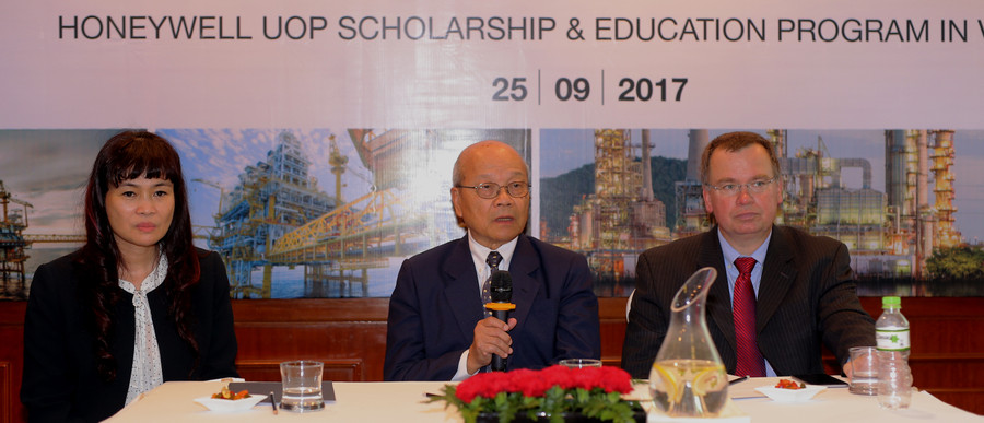 Từ trái qua: Bà Mai Trang Thanh - Chủ tịch Honeywell khu vực Đông Dương; TS. Santi Kulprathipanja - GĐ phụ trách Nghiên cứu và Phát triển khu vực ĐNÁ Honeywell UOP; TS. Jim Rekoske - Phó Chủ tịch kiêm GĐ Công nghệ Nghiên cứu và Phát triển Honeywell UOP - tại buổi họp báo thông tin về chương trình học bổng
