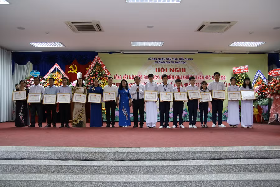 Tặng giấy khen cho cá nhân và tập thể điển hình tiên tiến.