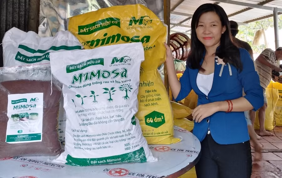 Chị Yến cùng sản phẩm đất sạch.