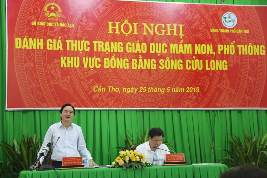 Bộ trưởng Phùng Xuân Nhạ và Thứ trưởng Nguyễn Hữu Độ chủ trì Hội nghị