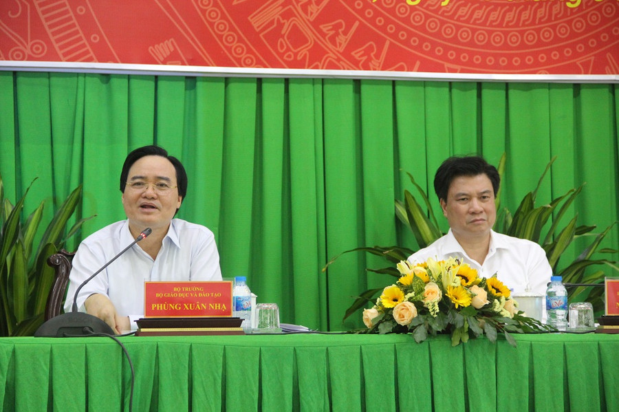 Bộ trưởng Phùng Xuân Nhạ và Thứ trưởng Nguyễn Hữu Độ lắng nghe nhiều ý kiến xác đáng tại hội nghị