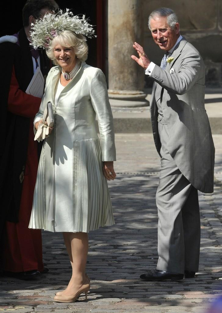 Nữ công tước xứ Cornwall cùng với Thái tử Charles tới dự đám cưới của Zara Phillips và Mike Tindall. Nữ công tước xứ Cornwall cùng với Thái tử Charles tới dự đám cưới của Zara Phillips và Mike Tindall.