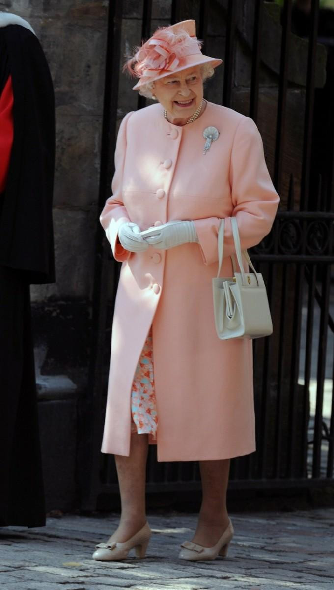 Cố nữ hoàng Elizabeth II xuất hiện với bộ trang phục mang tông màu hồng nhẹ nhàng trong đám cưới của Zara Phillips và Mike Tindall. Cố nữ hoàng Elizabeth II xuất hiện với bộ trang phục mang tông màu hồng nhẹ nhàng trong đám cưới của Zara Phillips và Mike Tindall.