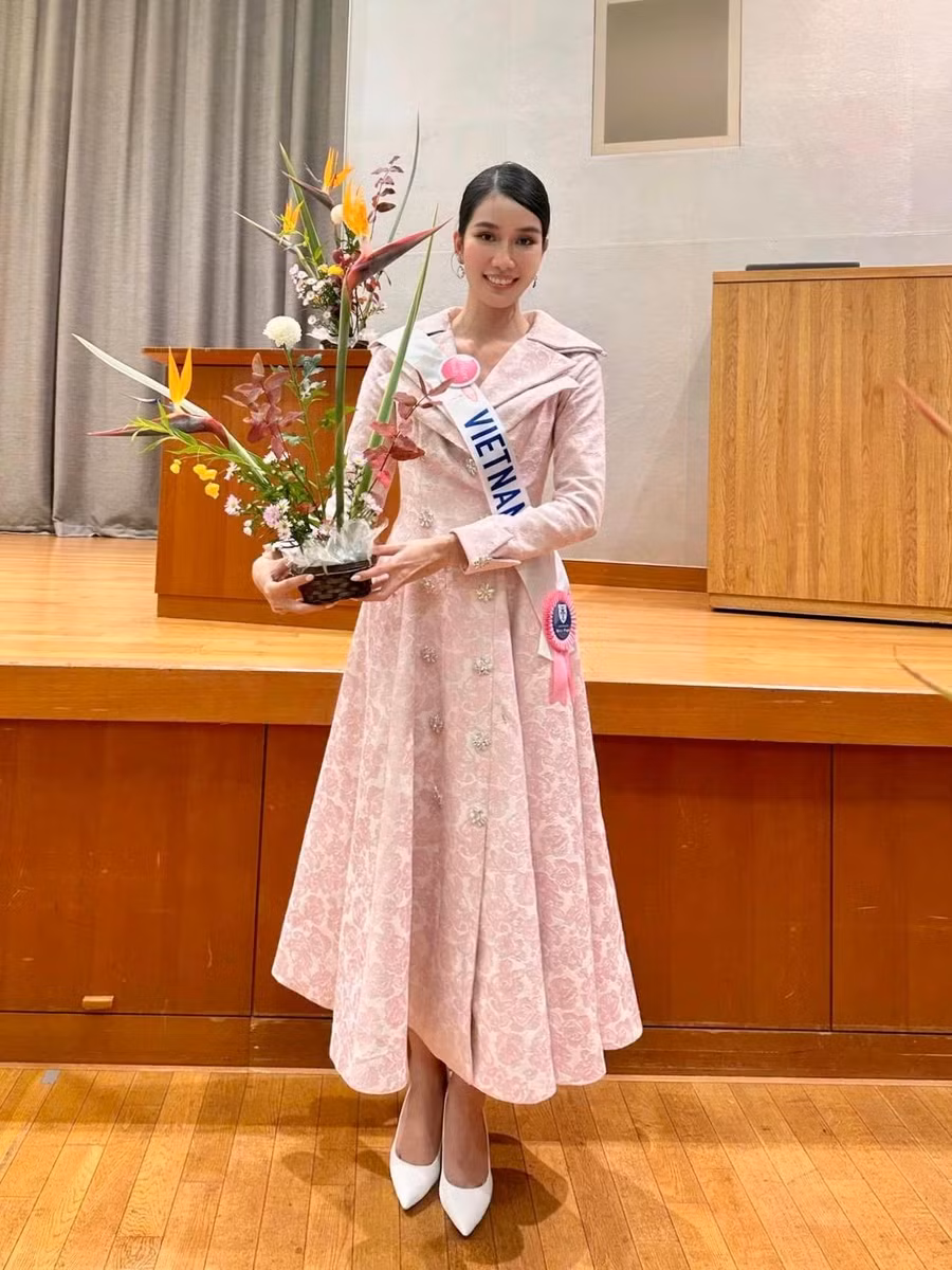 Phương Anh trong buổi gặp gỡ Chủ tịch Miss International và có cơ hội gặp lại Queen Bint cùng Giám đốc truyền thông của Miss International - ông Stephen Inventor - Diáz trong bữa tiệc Welcome Party.