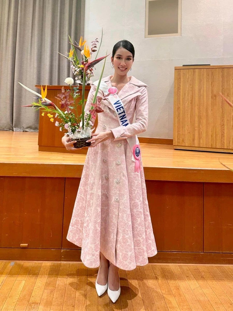 Phương Anh trong buổi gặp gỡ Chủ tịch Miss International và có cơ hội gặp lại Queen Bint cùng Giám đốc truyền thông của Miss International - ông Stephen Inventor - Diáz trong bữa tiệc Welcome Party. Phương Anh trong buổi gặp gỡ Chủ tịch Miss International và có cơ hội gặp lại Queen Bint cùng Giám đốc truyền thông của Miss International - ông Stephen Inventor - Diáz trong bữa tiệc Welcome Party.